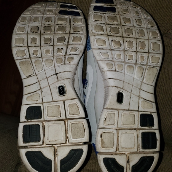 used nike sneakers - Picture 3 of 5